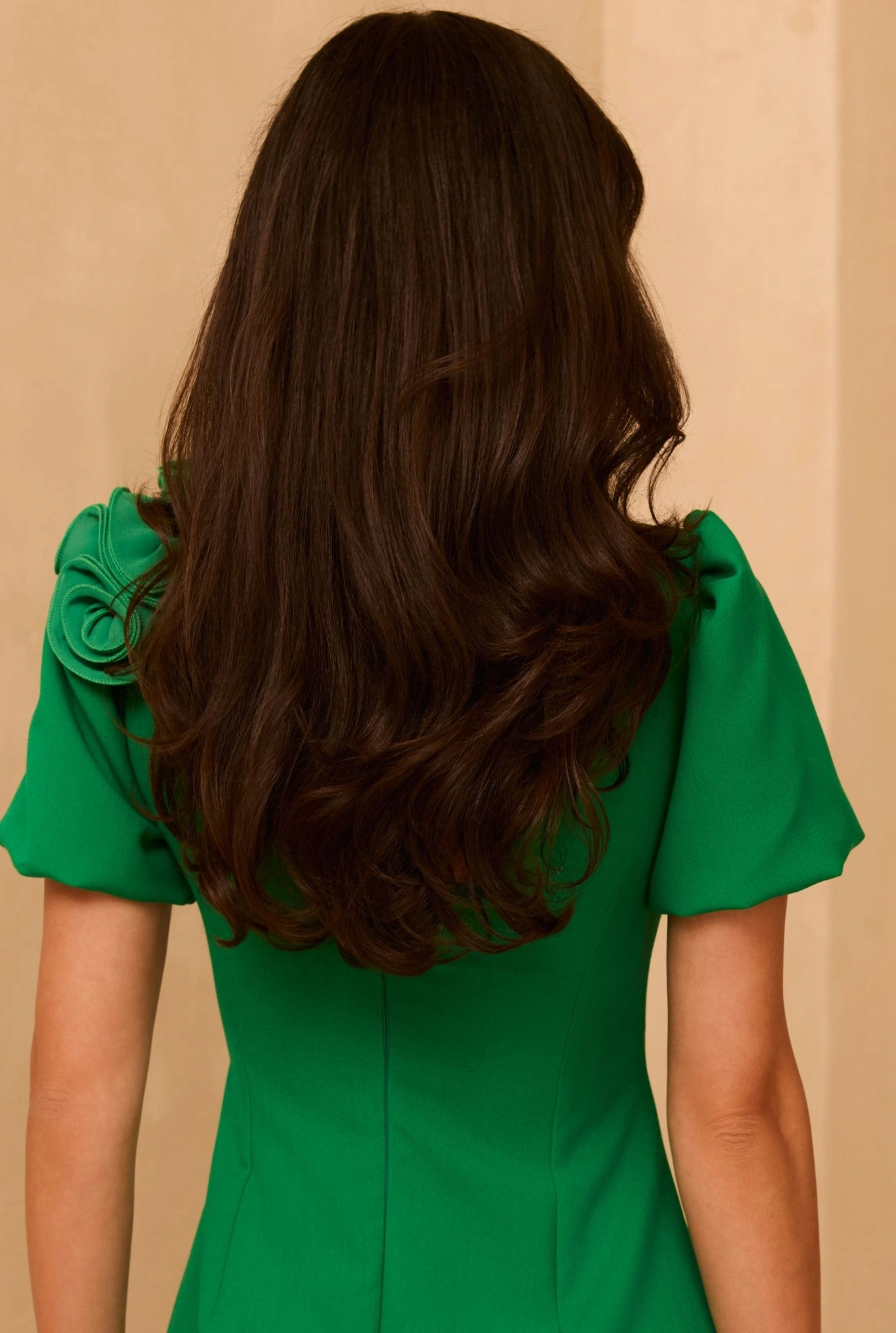 Node - Mini robe verte en tissu extensible, avec décolleté en V, manches bouffantes et broche amovible